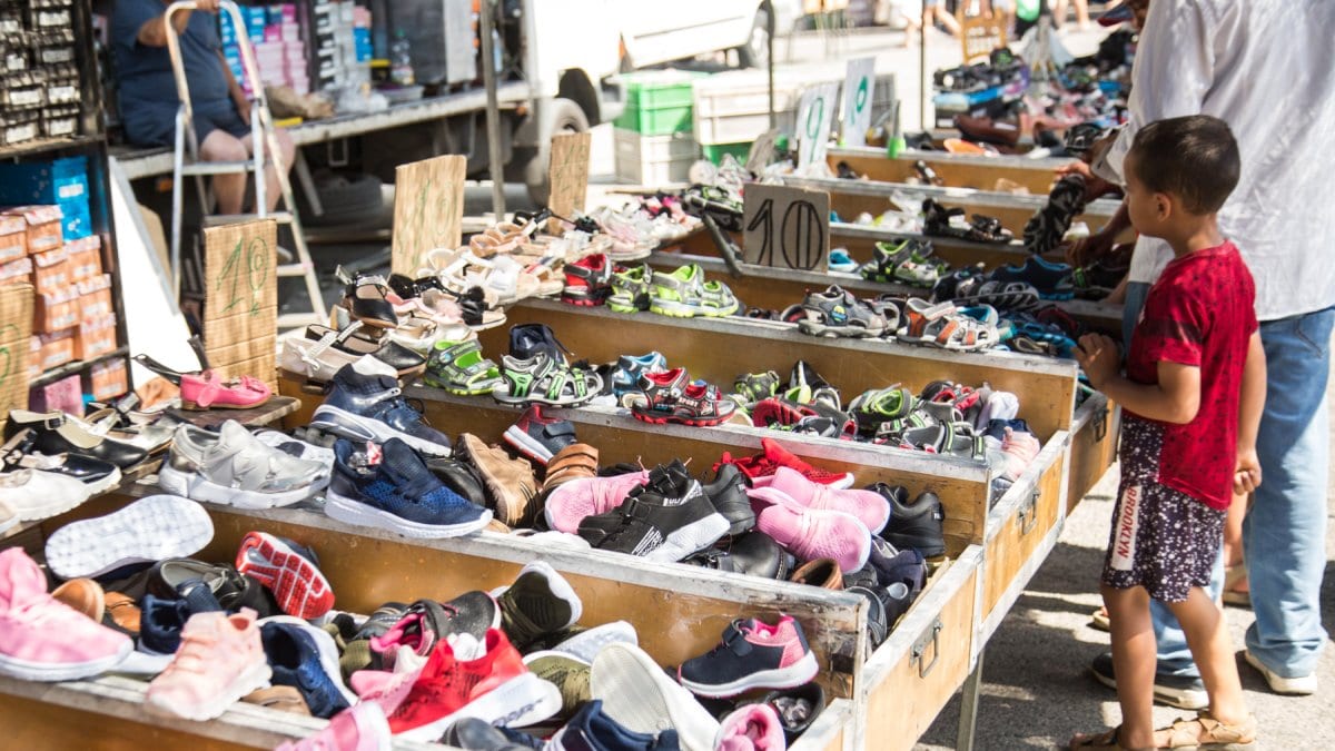 Fotografía que ilustra la noticia: El mercat ambulant de Falset manté la cita cada dimarts a la plaça de la Quartera