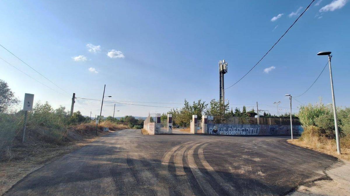 Fotografía que ilustra la noticia: Executen obres de millora i asfaltat al camí dels Cinc Ponts de Reus
