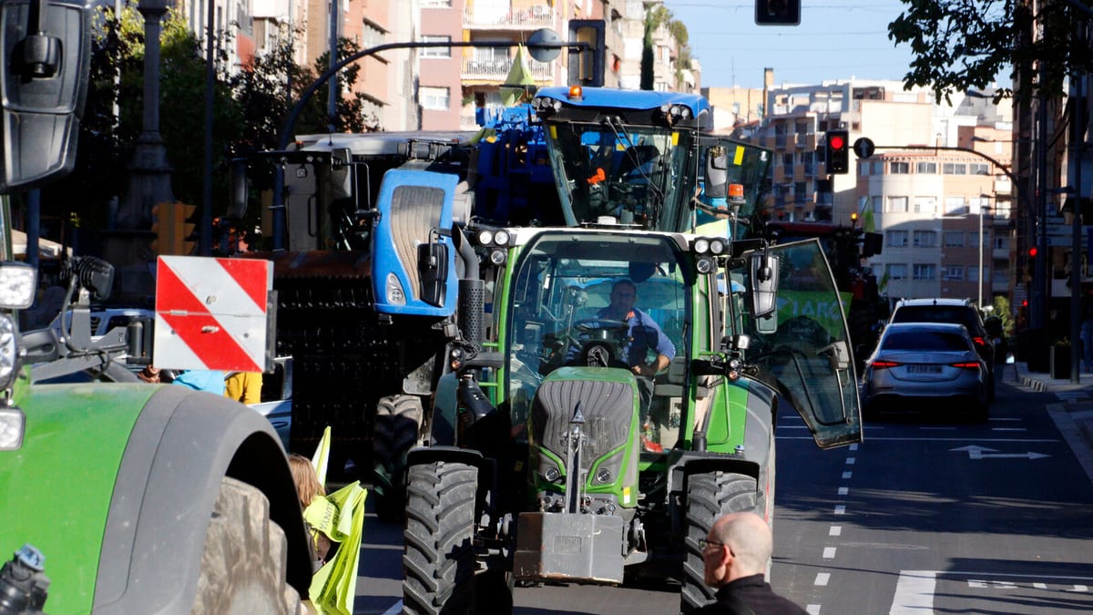 Fotografía que ilustra la noticia: JARC mobilitza un centenar de tractors a Lleida per exigir mesures davant l'encariment dels costos agraris