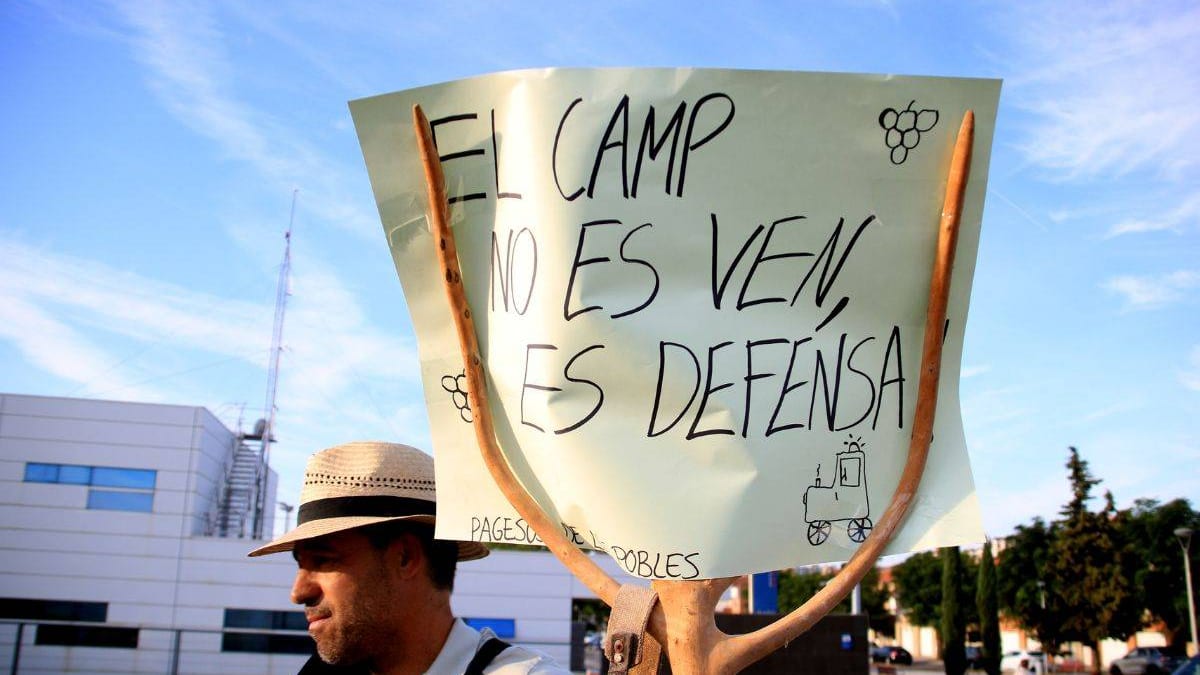 Fotografía que ilustra la noticia: Pagesos del Priorat i el Camp de Tarragona tallen l'AP-7 en la marxa cap a Barcelona per reclamar la viabilitat del sector