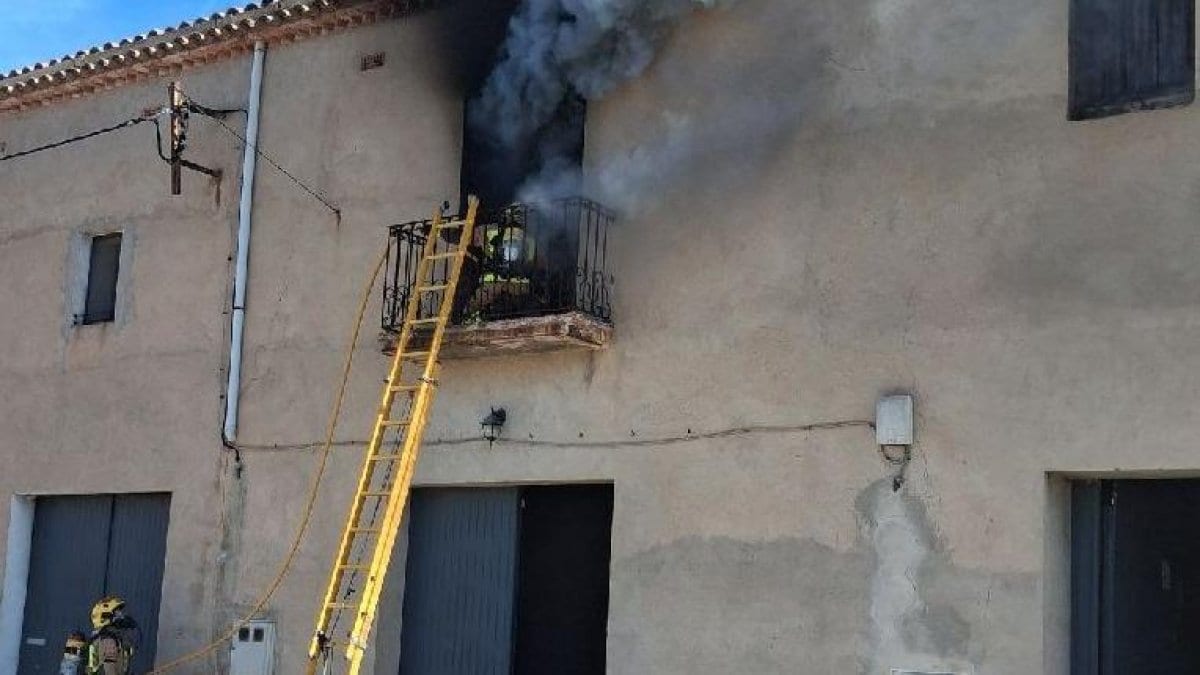 Fotografía que ilustra la noticia: Rescaten amb autoescala una dona refugiada al terrat durant un incendi en una casa a Ulldemolins