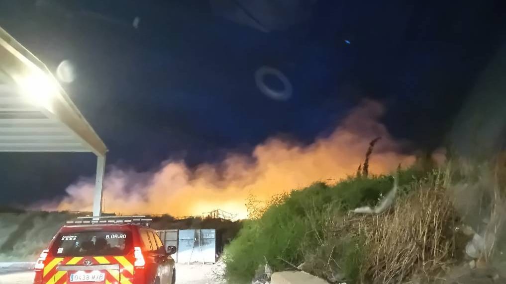 Fotografía que ilustra la noticia: Un incendi de restes vegetals crema en alta intensitat a la deixalleria comarcal de Botarell