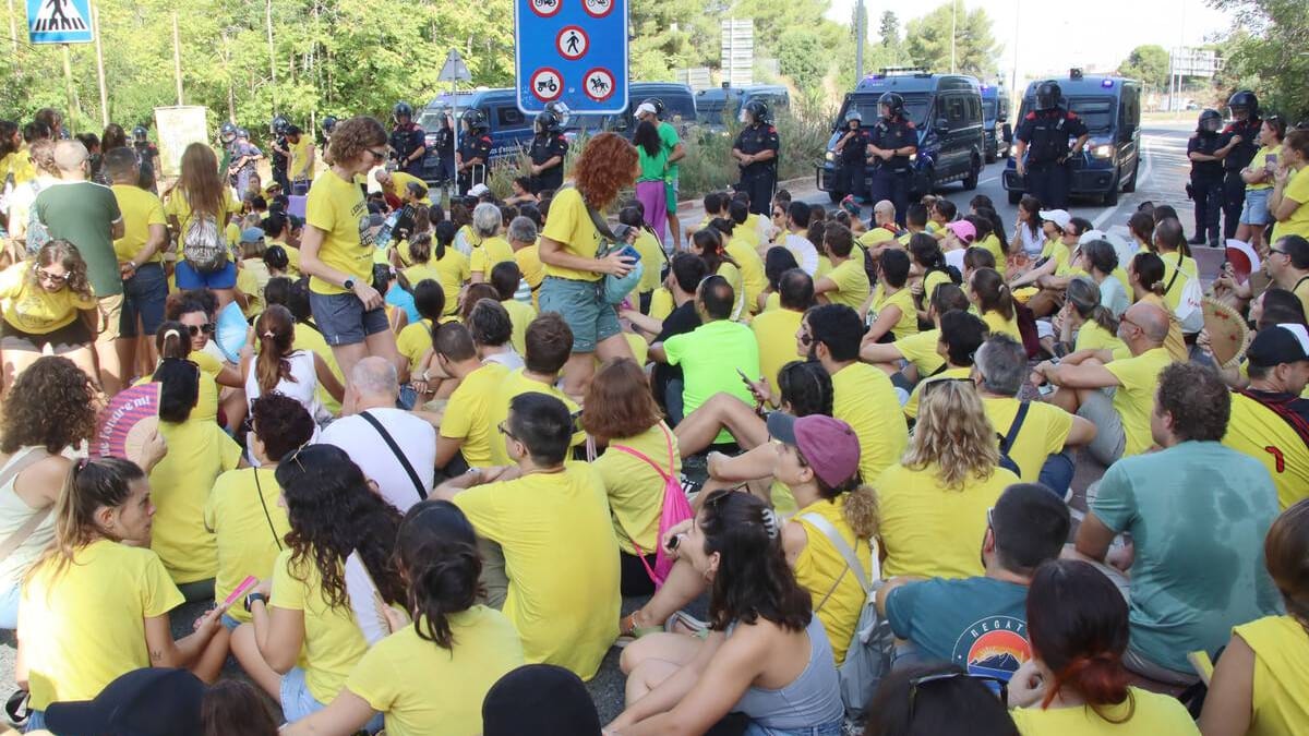 Fotografía que ilustra la noticia: Uns 500 docents es manifesten a Tarragona durant el primer dia de curs i topen amb la policia a l'A-7